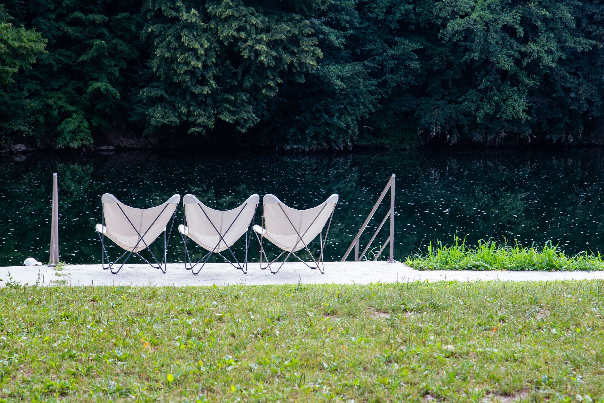 BIG BERRY butterfly chairs on the shore
