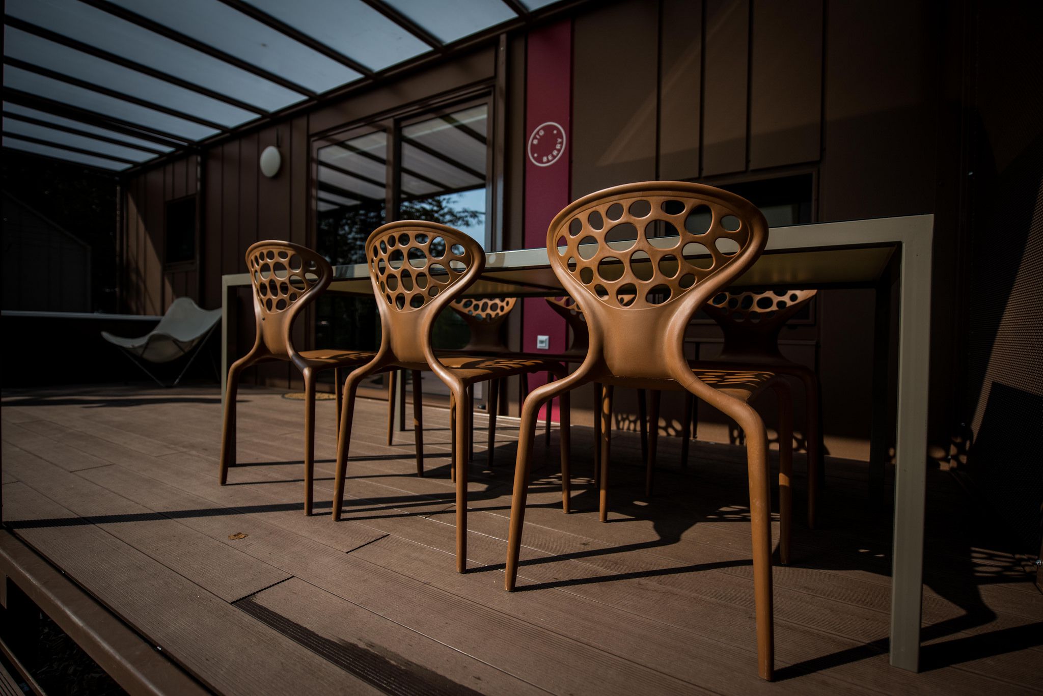 BIG BERRY exterior brown chairs