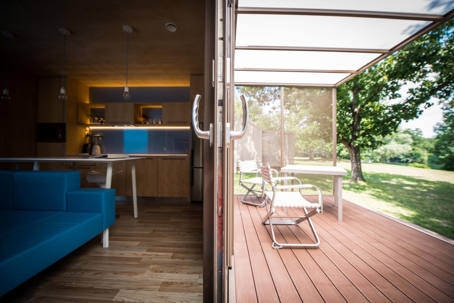 BIG BERRY interior outside