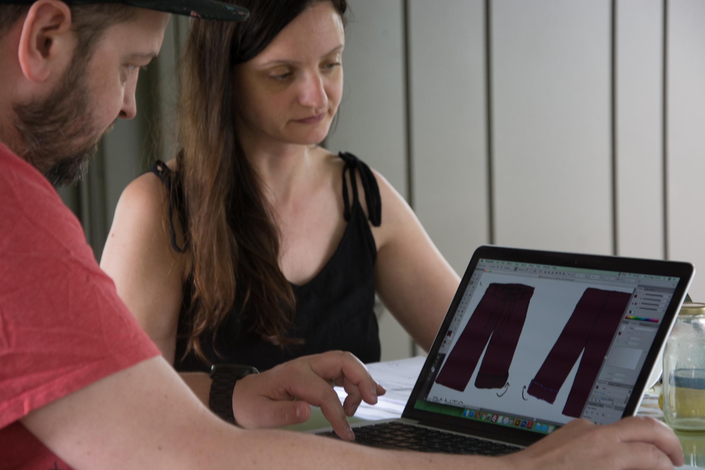 BIG BERRY People DY 3na3 working at the reception